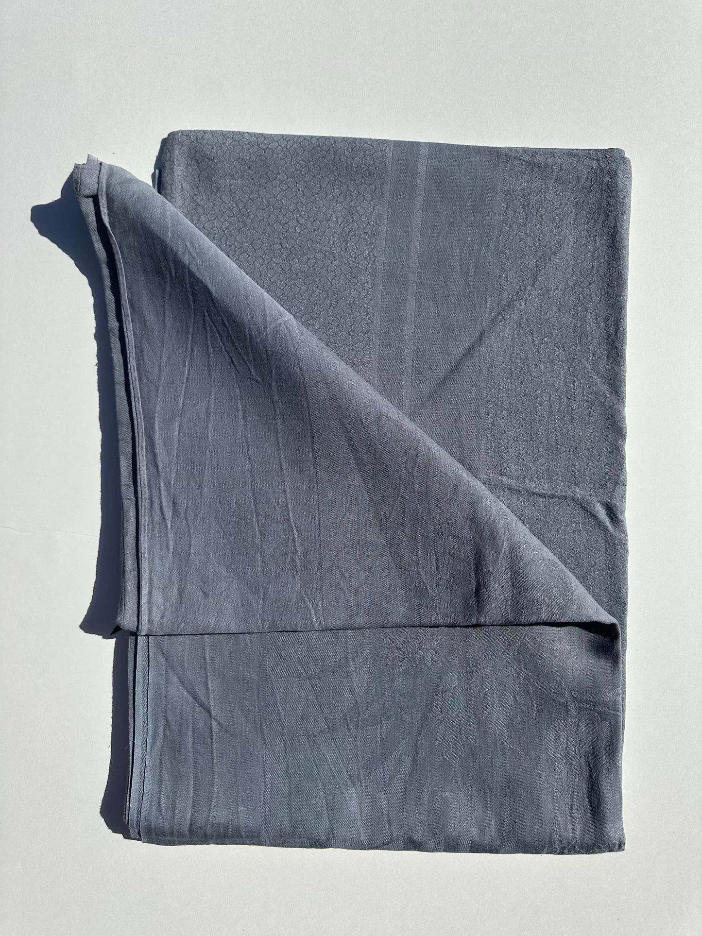 Vintage Damask Tablecloth in Dove Gray – Elegant Woven Linen for Dining Table | 150x220 cm