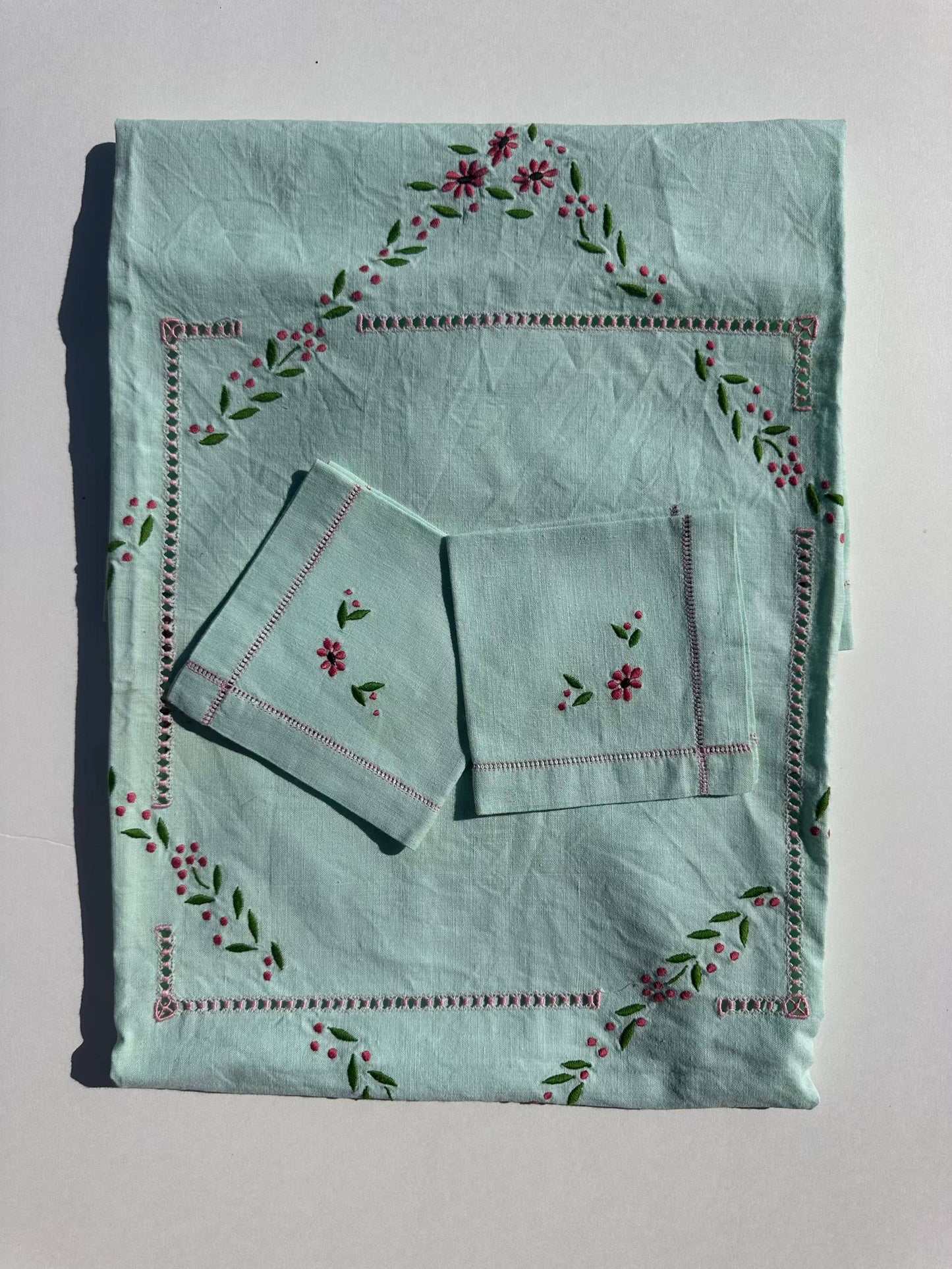Antique linen tea tablecloth with floral embroidery - 100x100 cm - 12 napkins - Aqua green