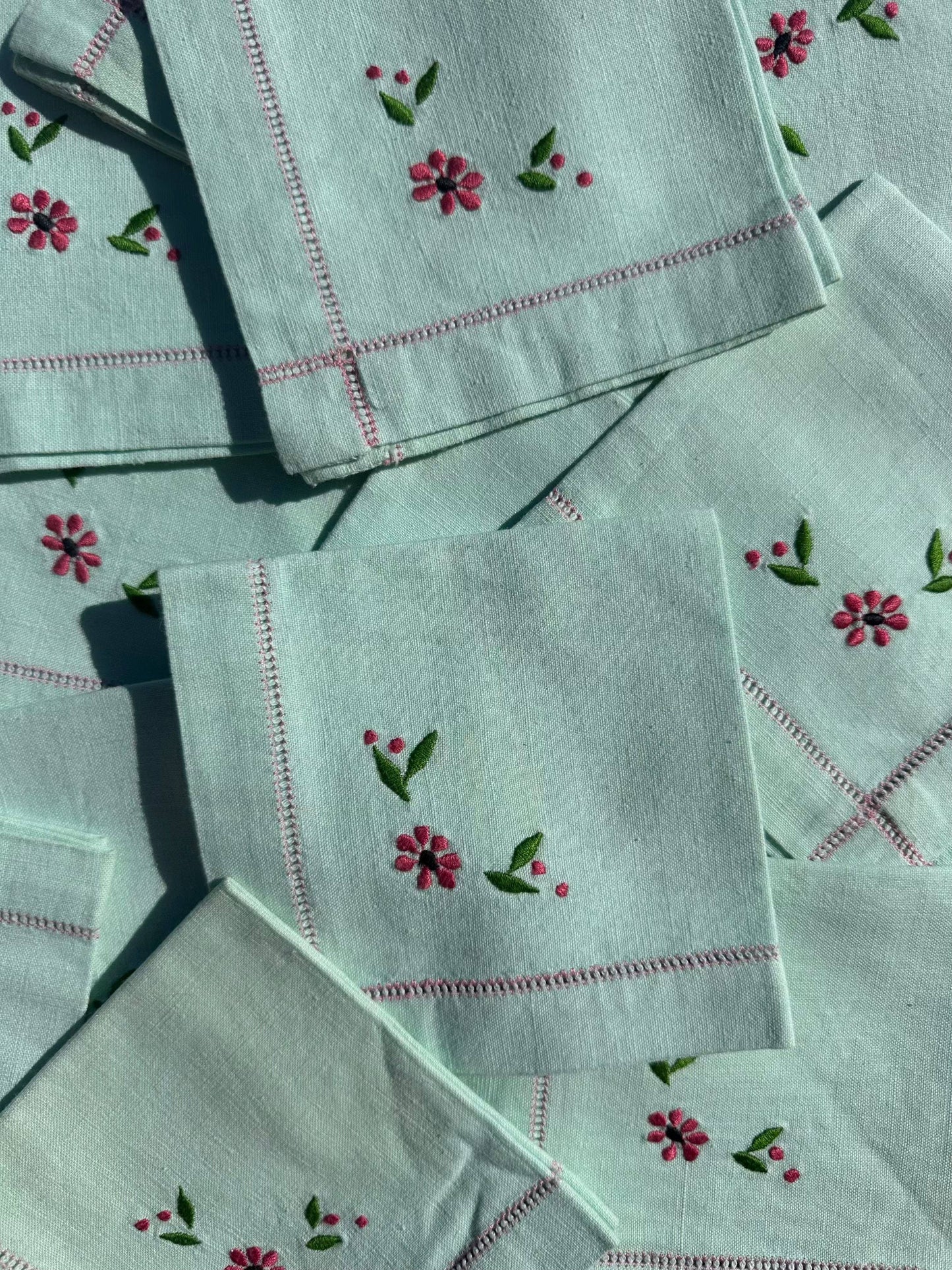 Antique linen tea tablecloth with floral embroidery - 100x100 cm - 12 napkins - Aqua green